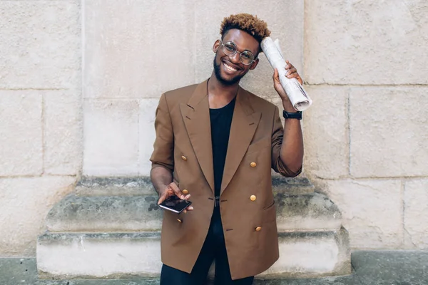 Telefon ve şehir gazetesi ile bir ceketli adamı