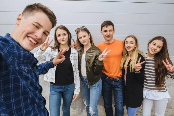Adolescentes sorridentes saindo lá fora — Fotografia de Stock