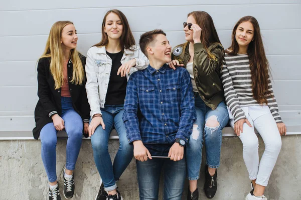 Adolescentes sorrindo saindo lá fora com tablet — Fotografia de Stock