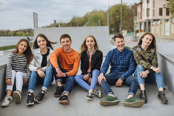 Adolescents souriants traînant dehors — Photo