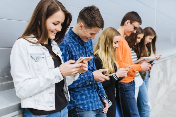 Csoport, a tizenévesek szabadban és mozgatható telefon — Stock Fotó
