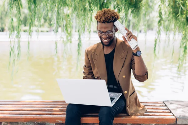 Man med laptop i parken — Stockfoto