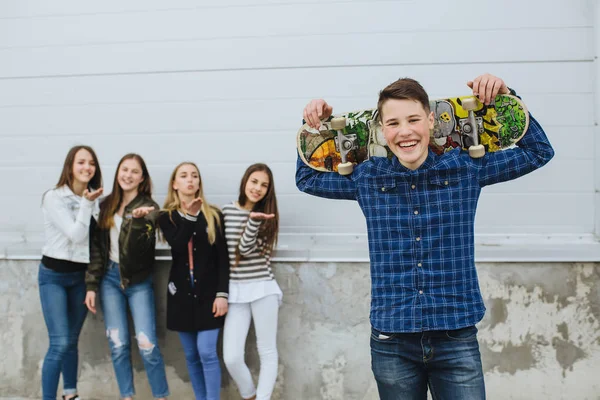 Kaykay asılı ile gülümseyen dışarı dışında