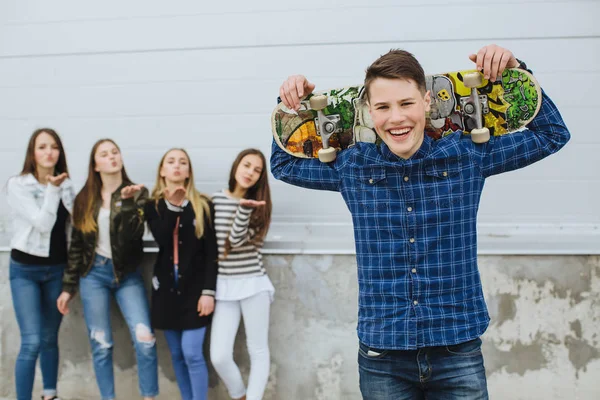 Χαμογελούν οι έφηβοι με πατίνι κρέμεται έξω εκτός — Φωτογραφία Αρχείου
