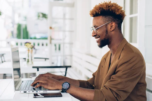 Mannen som jobbar på laptop på caféet — Stockfoto