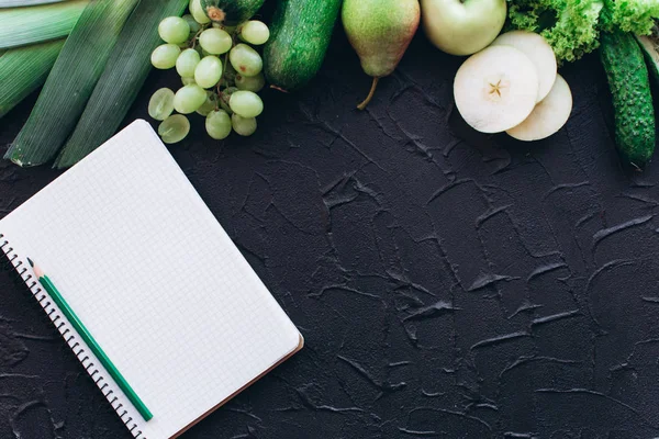 Ноутбук с овощами и фруктами — стоковое фото