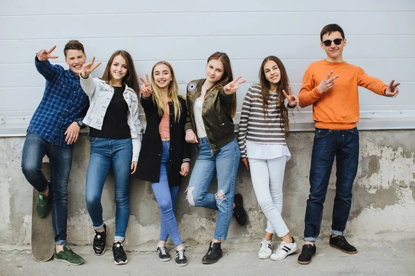 Uśmiechający się nastolatków z deskorolka wiszące na zewnątrz — Zdjęcie stockowe