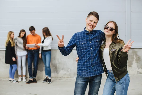 Adolescentes sonrientes pasando el rato afuera —  Fotos de Stock