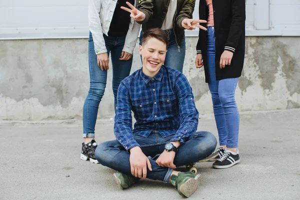 Smiling teenagers hanging out outside — Stock Photo, Image