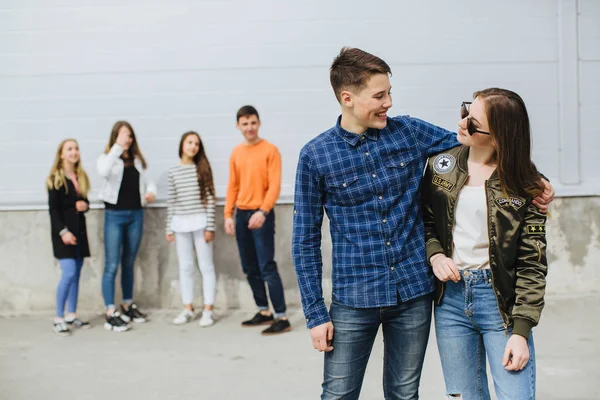 Ler tonåringar hängande ut utanför — Stockfoto