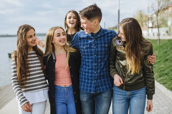 Teenagers near a lake on summer holidays — Stock Photo, Image