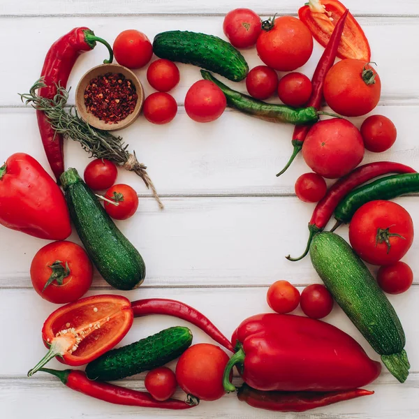 Ahşap arka planda sebze ve baharatlar