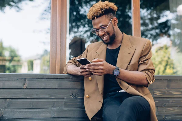 Man i en jacka med telefon i city — Stockfoto