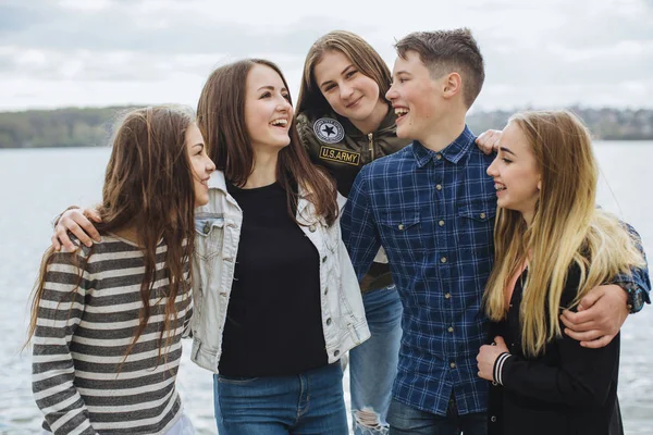 Teenagers near a lake on summer holidays — Stock Photo, Image