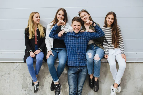 Adolescentes sorridentes saindo lá fora — Fotografia de Stock