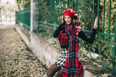 Sonbahar parkında güzel bir kadın