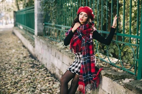 Belle femme dans le parc d'automne — Photo