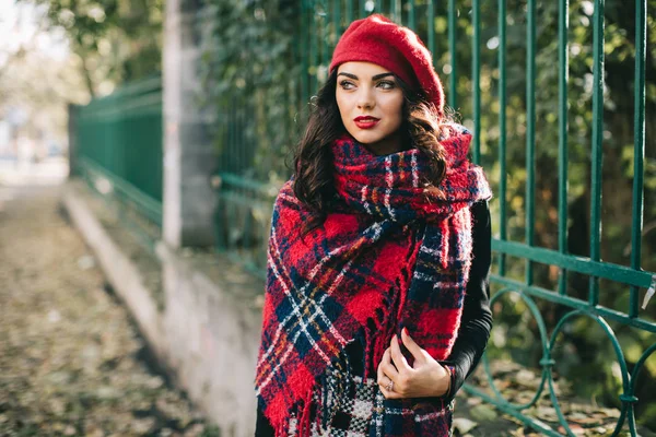 Mulher bonita no parque de outono — Fotografia de Stock