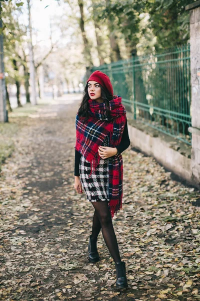 Sonbahar parkında güzel bir kadın