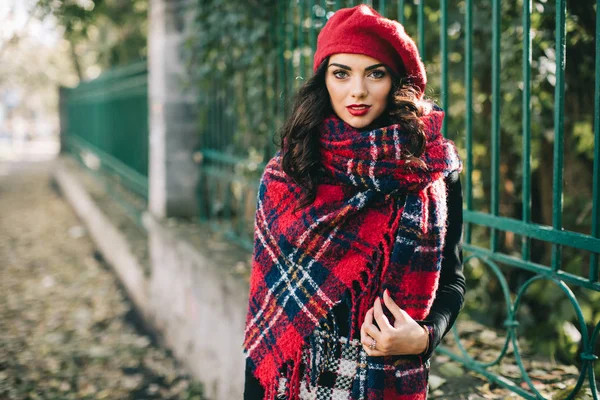 Beautiful woman in autumn park — Stock Photo, Image