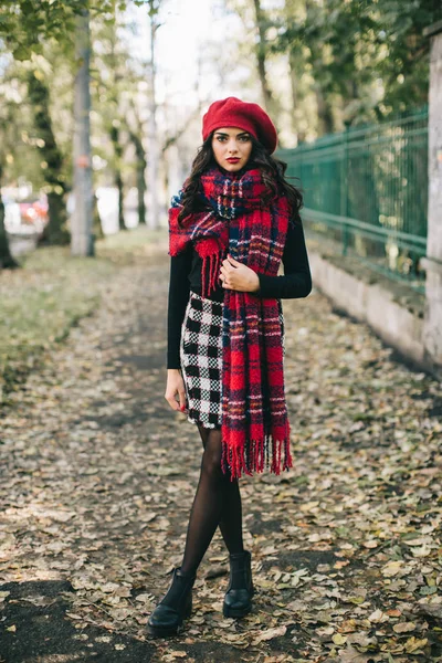 Beautiful woman in autumn park — Stock Photo, Image