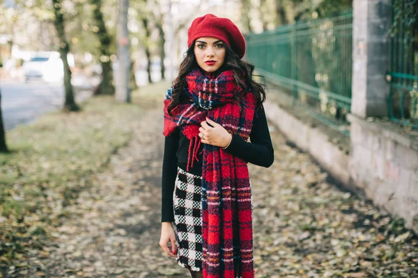 Bella donna nel parco autunnale — Foto Stock