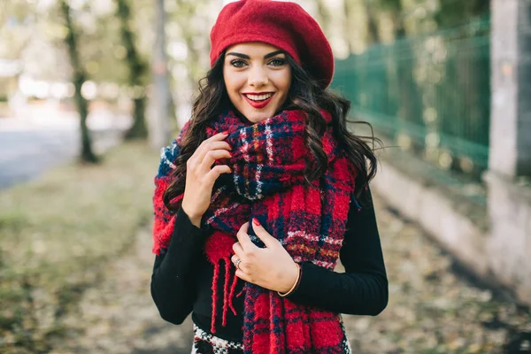 Sonbahar parkında güzel bir kadın