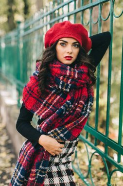 Sonbahar parkında güzel bir kadın