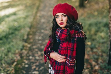 Sonbahar parkında güzel bir kadın