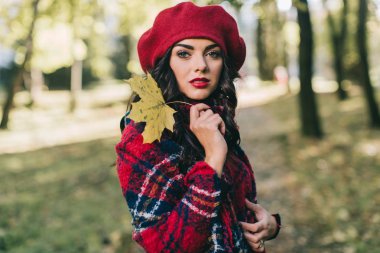 Sonbahar parkında güzel bir kadın