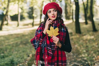 Sonbahar parkında güzel bir kadın