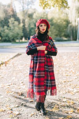 Sonbahar parkında güzel bir kadın