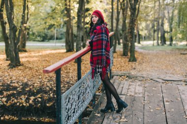 Sonbahar parkında güzel bir kadın