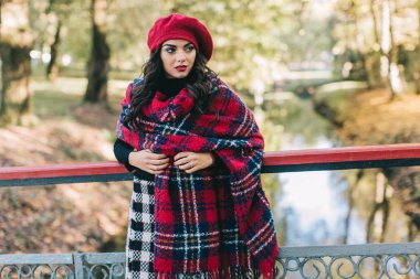 Sonbahar parkında güzel bir kadın