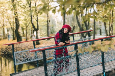 Sonbahar parkında güzel bir kadın