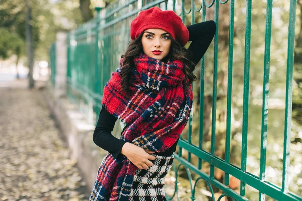 Belle femme dans le parc d'automne — Photo