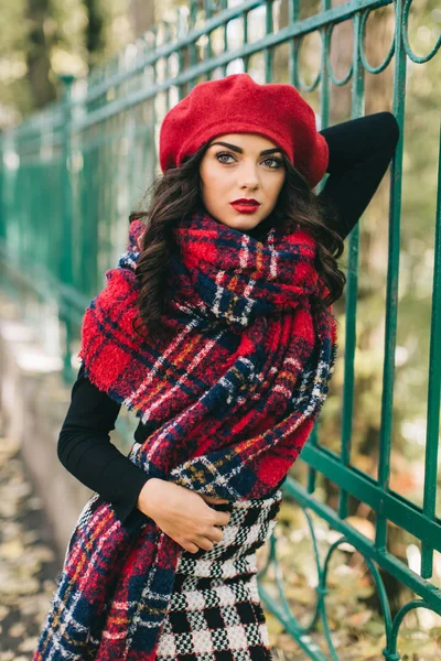 Sonbahar parkında güzel bir kadın