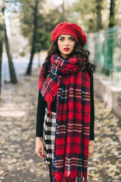 Mulher bonita no parque de outono — Fotografia de Stock