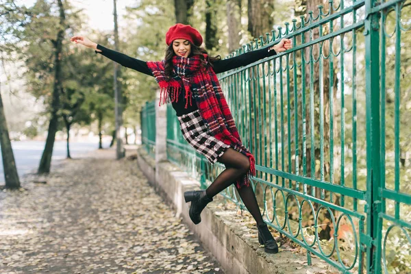 Belle femme dans le parc d'automne — Photo