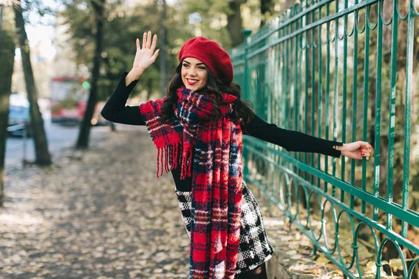 Mulher bonita no parque de outono — Fotografia de Stock