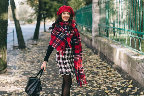 Sonbahar parkında güzel bir kadın