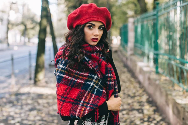 Hermosa mujer en el parque de otoño — Foto de Stock