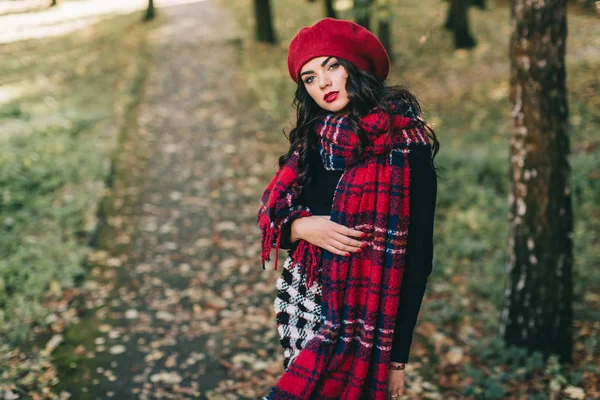 Hermosa mujer en el parque de otoño — Foto de Stock