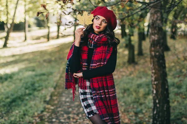 Beautiful woman in autumn park — Stock Photo, Image