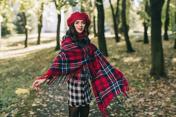 Gyönyörű nő az őszi parkban — Stock Fotó