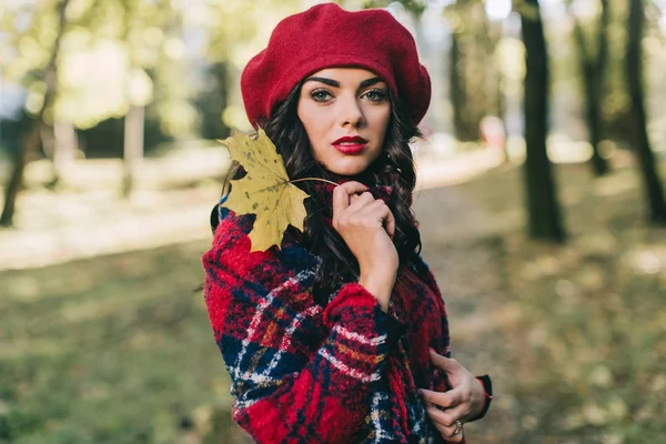 Hermosa mujer en el parque de otoño — Foto de Stock