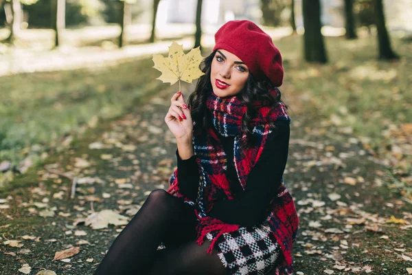 Mooie vrouw in het herfstpark — Stockfoto