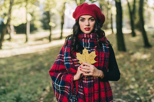 Sonbahar parkında güzel bir kadın — Stok fotoğraf
