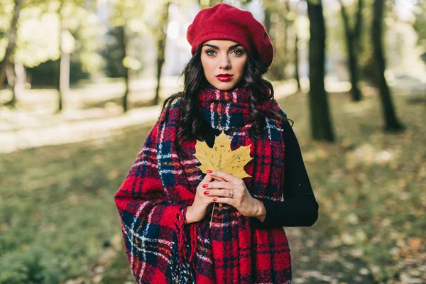 가을 공원의 아름다운 여인 — 스톡 사진