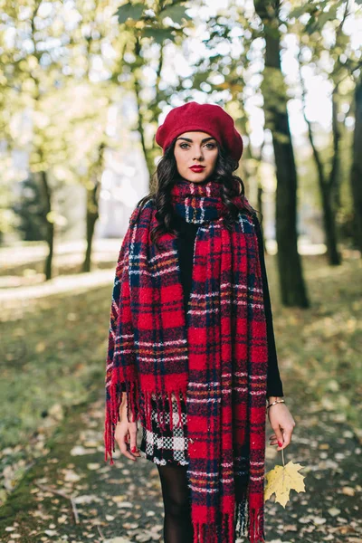 Mooie vrouw in het herfstpark — Stockfoto